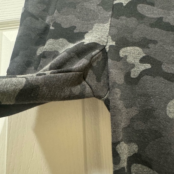 Cabi Women’s Camo Legging. Full length. Size XS. Pockets. EUC. - Picture 5 of 6